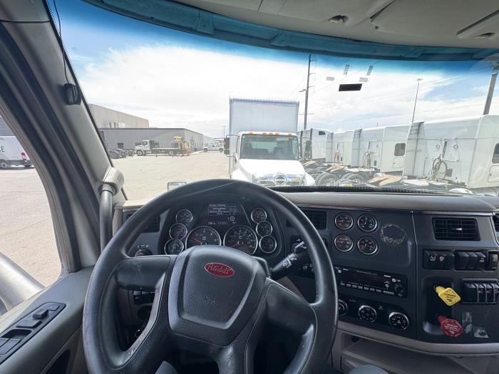 2022 Peterbilt 579-8