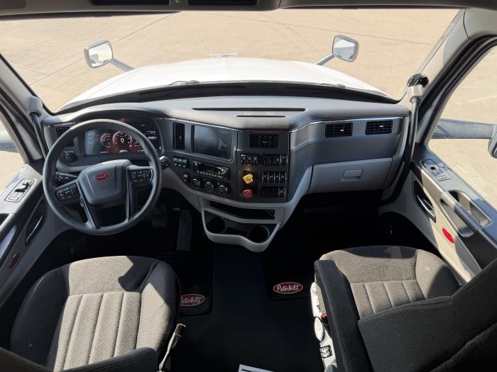2022 Peterbilt 579-33