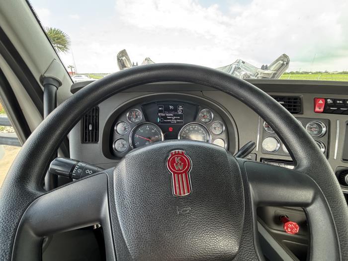 2017 Kenworth T880-7