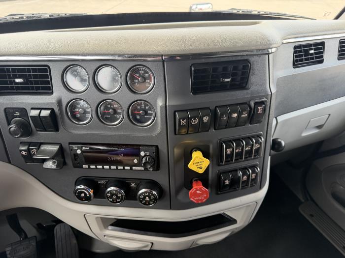 2021 Peterbilt 579-32