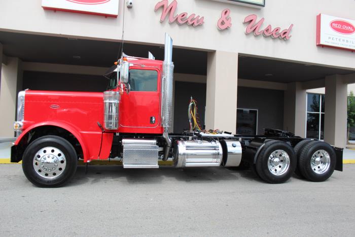 2023 Peterbilt 389-2