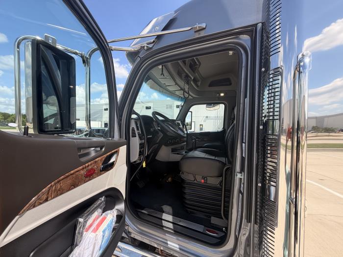 2027 Peterbilt 589-18