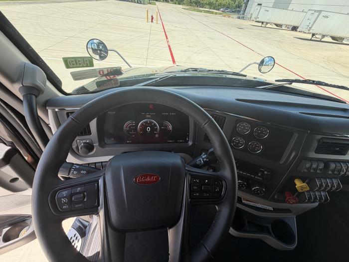 2027 Peterbilt 579-16
