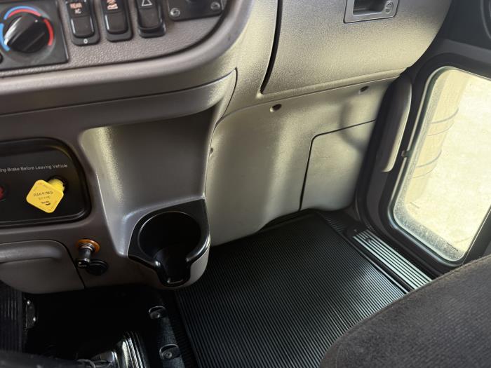 2022 Peterbilt 389-8