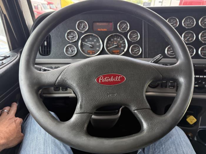 2022 Peterbilt 389-12