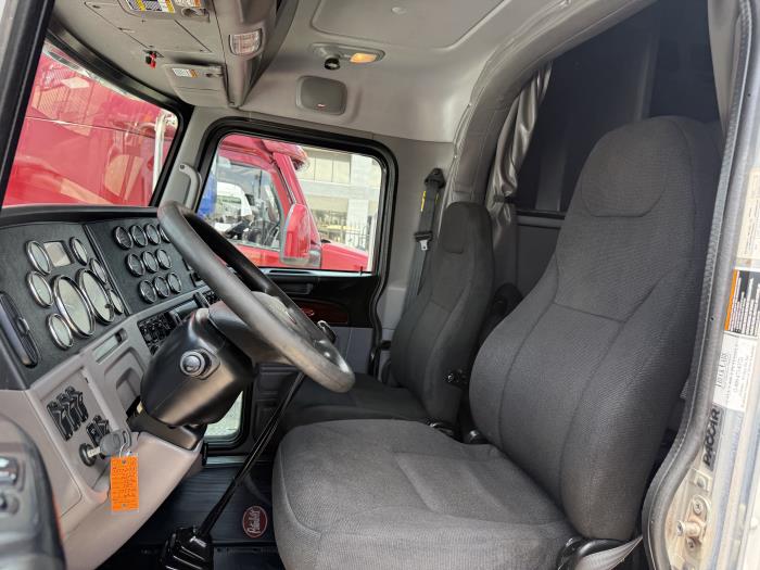 2022 Peterbilt 389-18