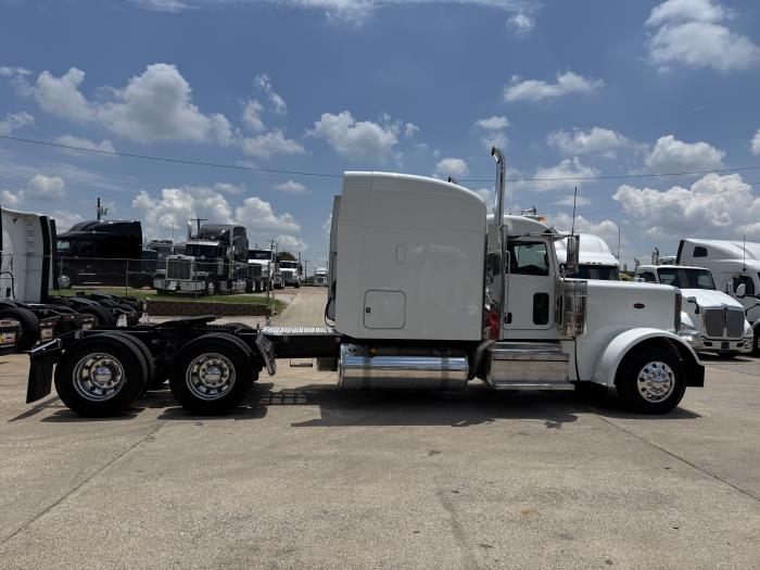 2022 Peterbilt 389-28