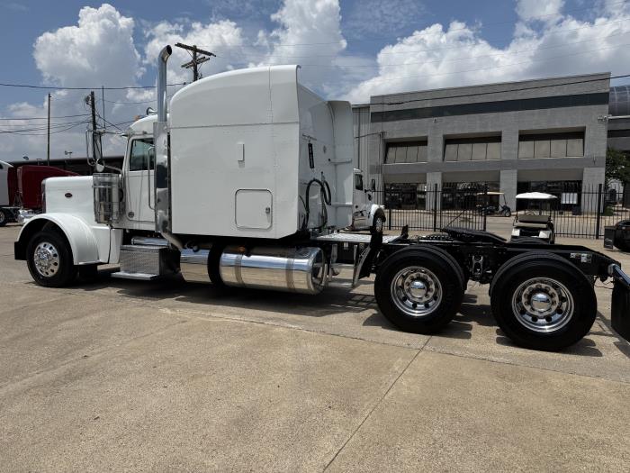 2022 Peterbilt 389-38