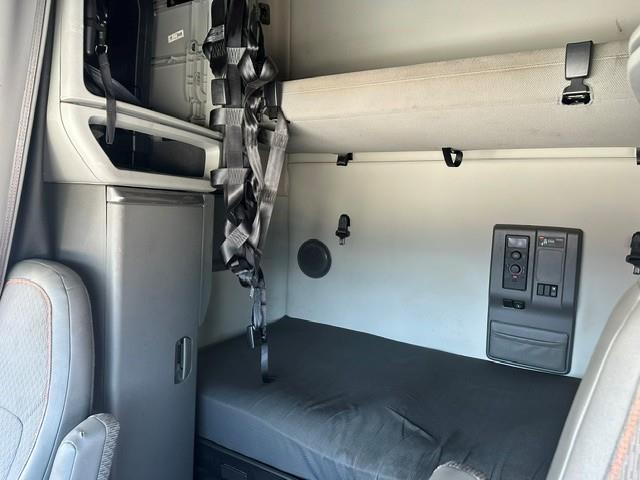 2022 Volvo VNL64T760-1