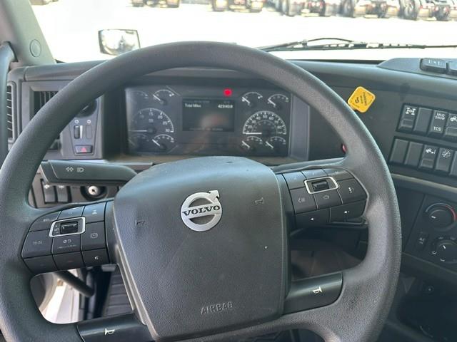 2022 Volvo VNL64T760-3