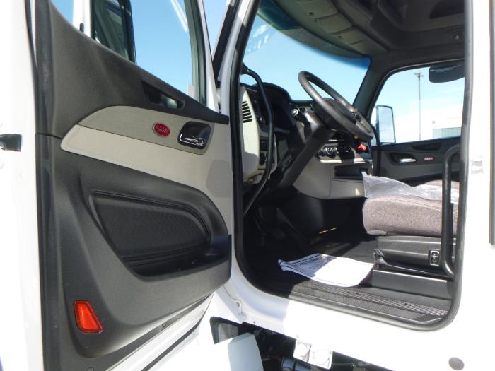 2022 Peterbilt 579-8