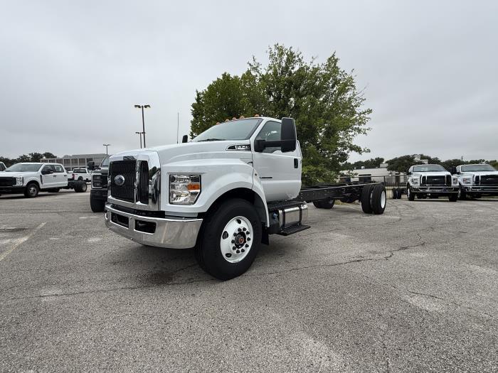 New 2027 Ford F-750 - photo 2