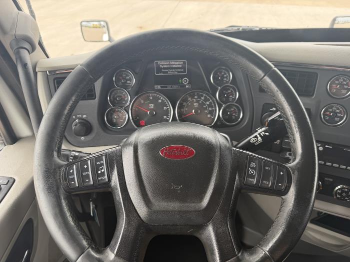 2021 Peterbilt 579-33