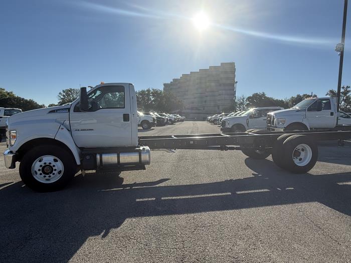 2027 Ford F-650 — photo 3