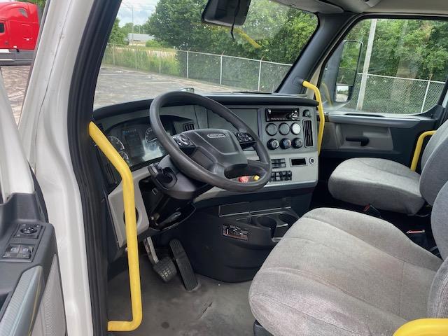 2021 Freightliner Cascadia-15
