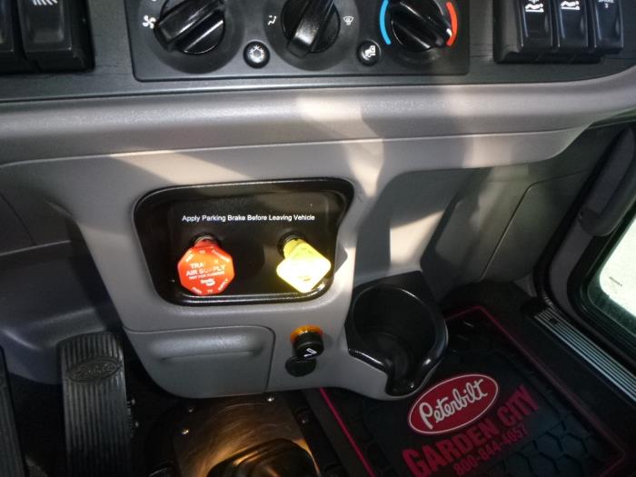 2023 Peterbilt 389-31