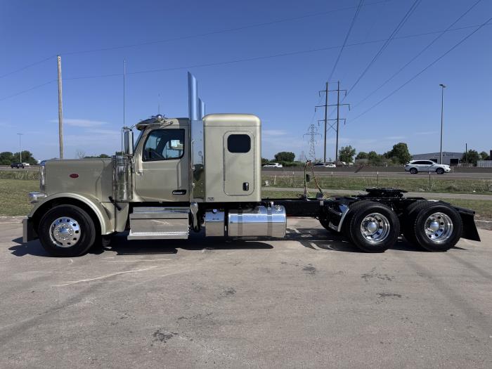 2027 Peterbilt 589-2