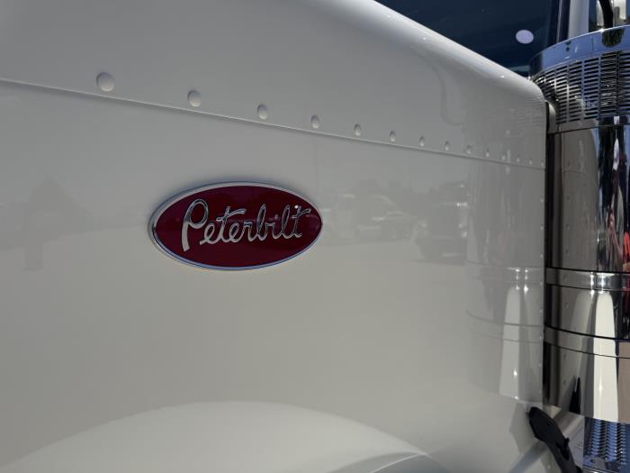 2027 Peterbilt 589-4