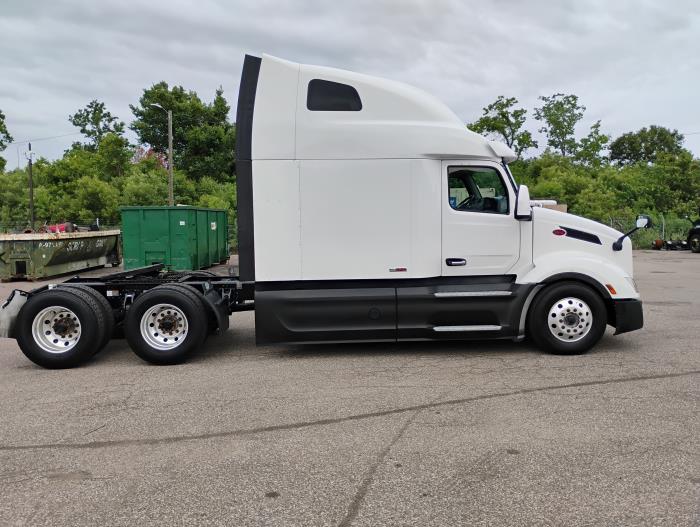 2022 Peterbilt 579-8