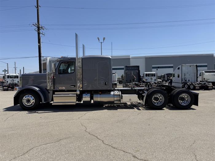 2027 Peterbilt 589-8