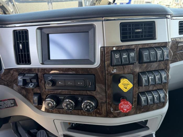 2027 Peterbilt 589-32