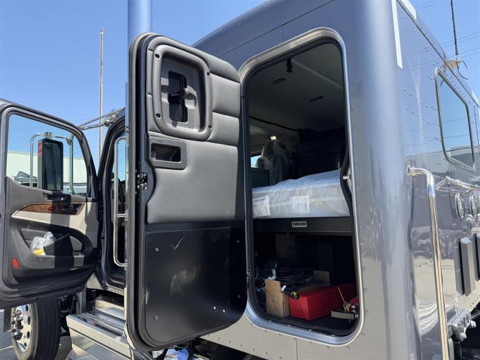 2027 Peterbilt 589-38