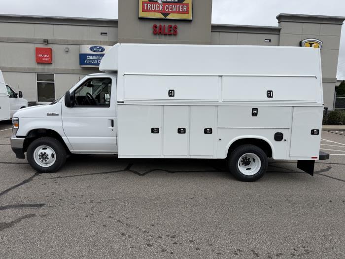 2027 Ford E-450-1