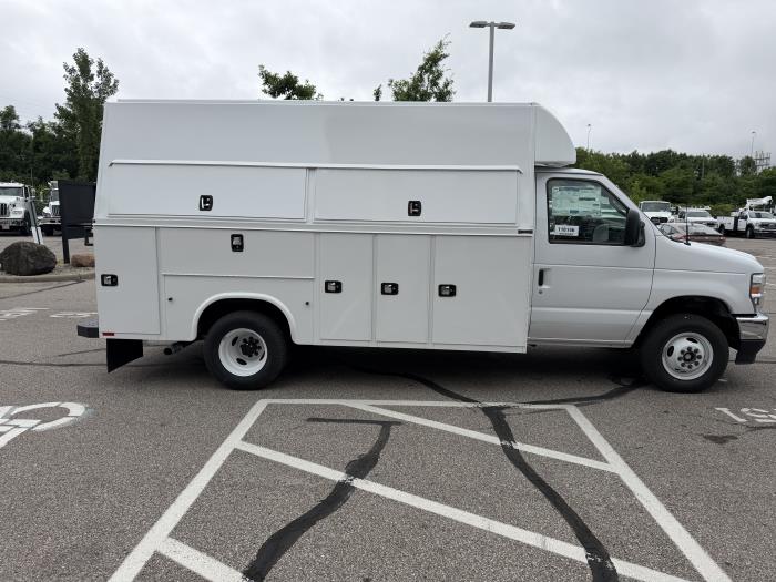 2027 Ford E-450-5