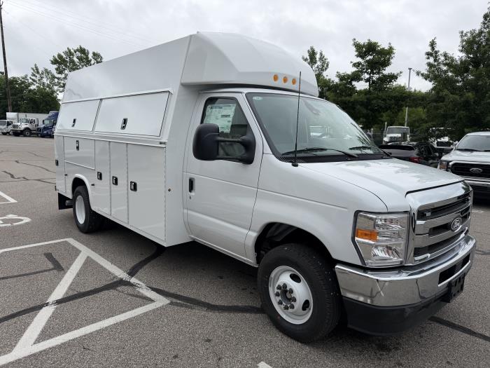 2027 Ford E-450-4