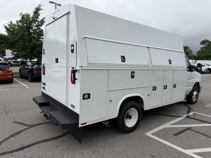 2027 Ford E-450-6