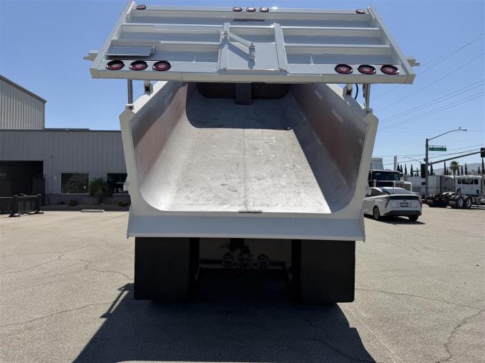 2027 Peterbilt 589-38