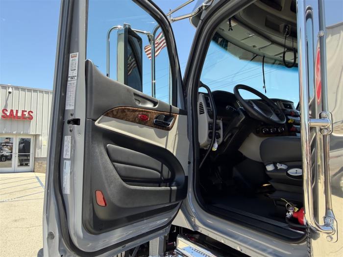 2027 Peterbilt 589-18