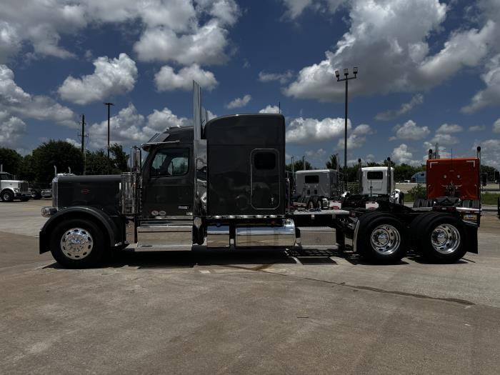 2027 Peterbilt 589-4