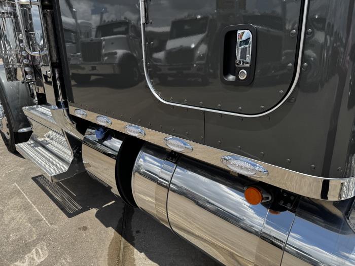 2027 Peterbilt 589-12