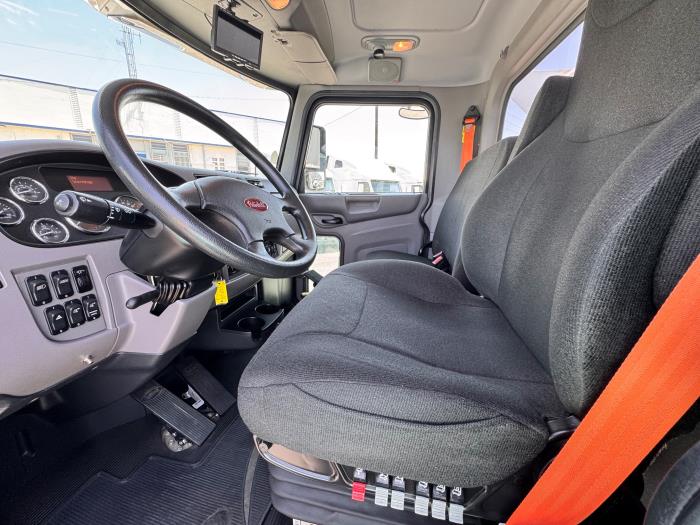 2021 Peterbilt 348-11