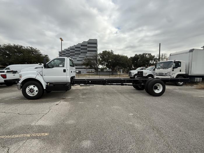 2027 Ford F-750-2