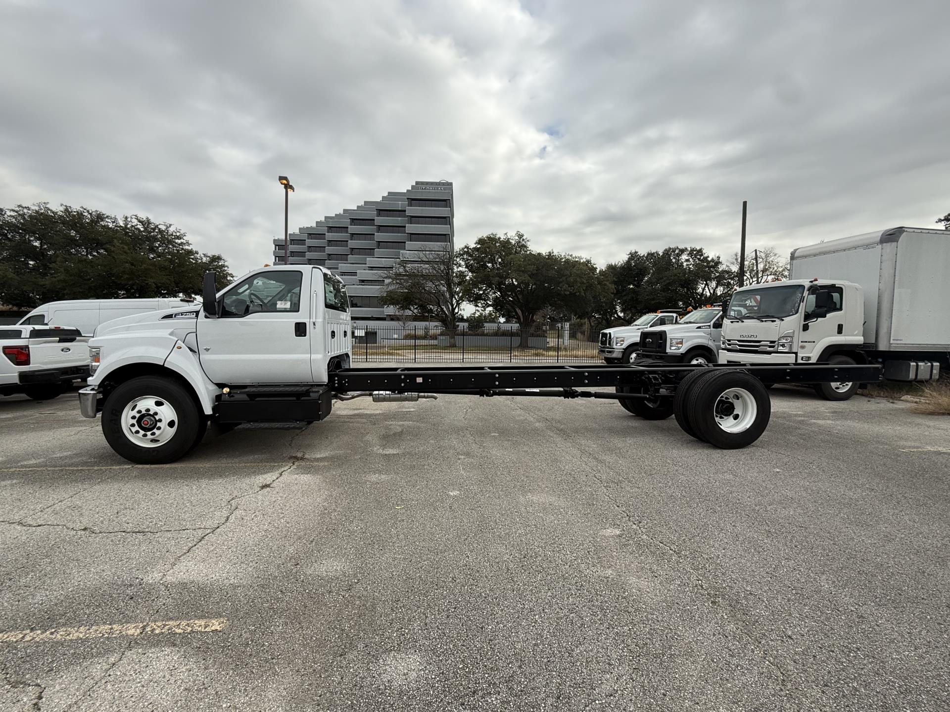 New 2027 Ford F-750 - photo 2