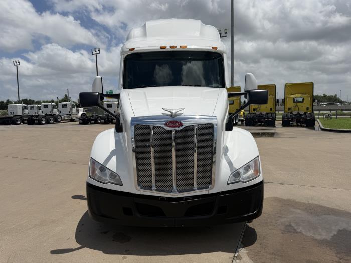 2022 Peterbilt 579-8