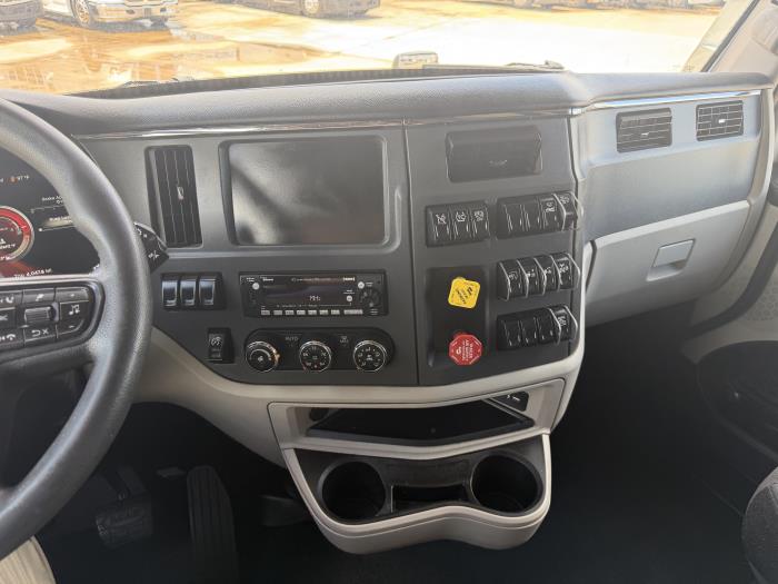 2022 Peterbilt 579-37