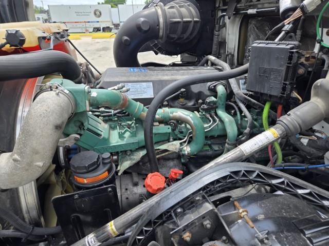 2016 Volvo VNL64T300-16