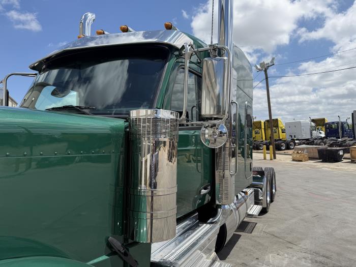 2027 Peterbilt 589-16