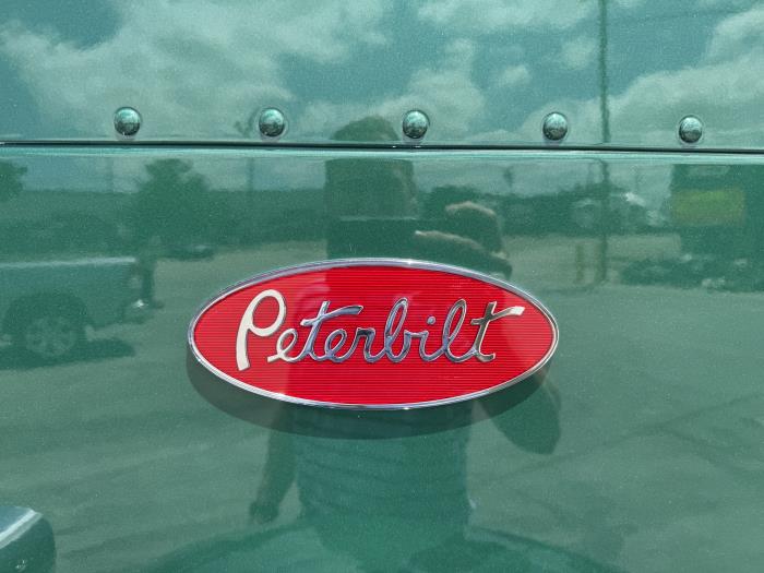 2027 Peterbilt 589-18