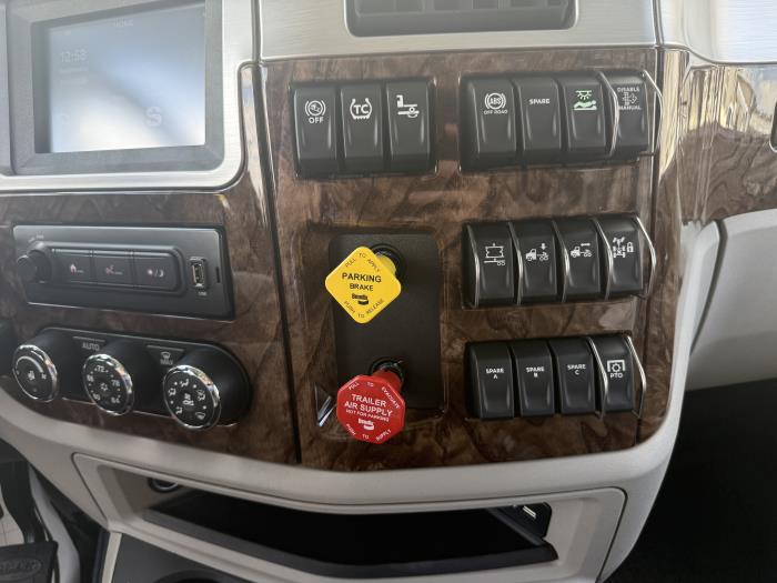 2027 Peterbilt 589-38