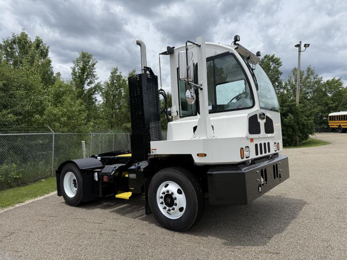 2027 Autocar ACTT42-3
