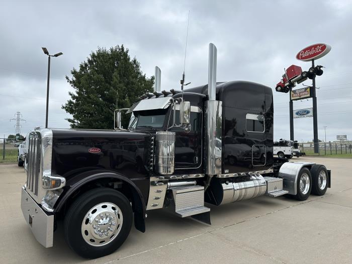 2022 Peterbilt 389-0