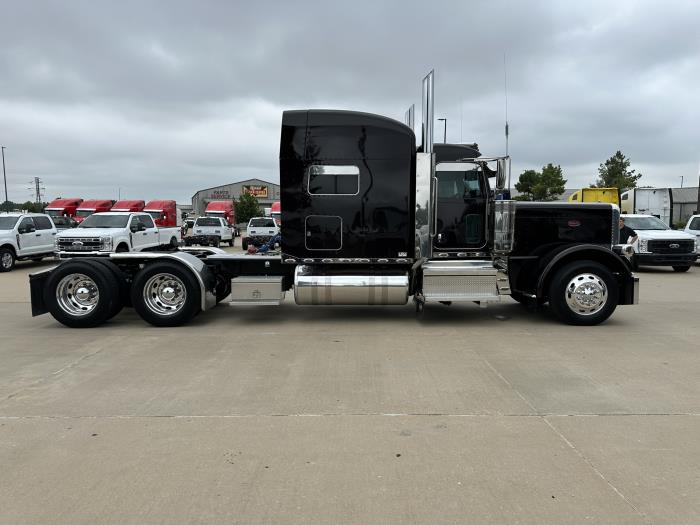 2022 Peterbilt 389-4