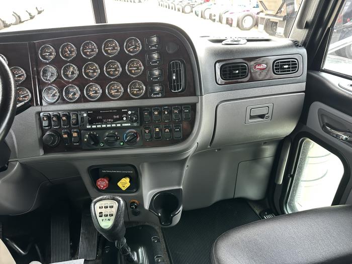 2022 Peterbilt 389-8