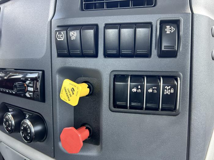 2021 Peterbilt 579-27