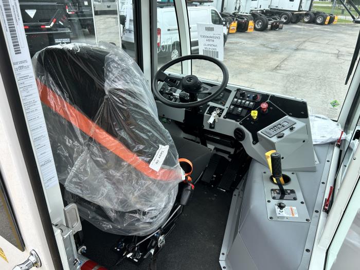 2027 Autocar ACTT42-14