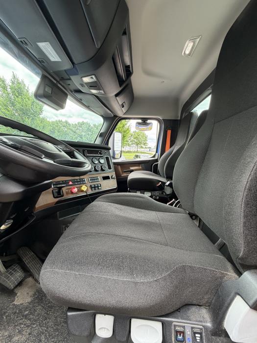 2022 Freightliner Cascadia-7